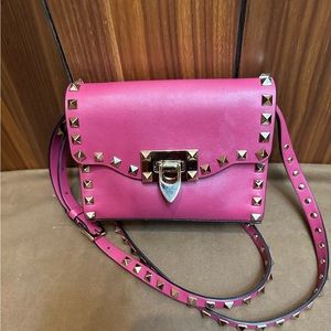 Valentino Garavani Rockstud Leather Crossbody Bag in Magenta